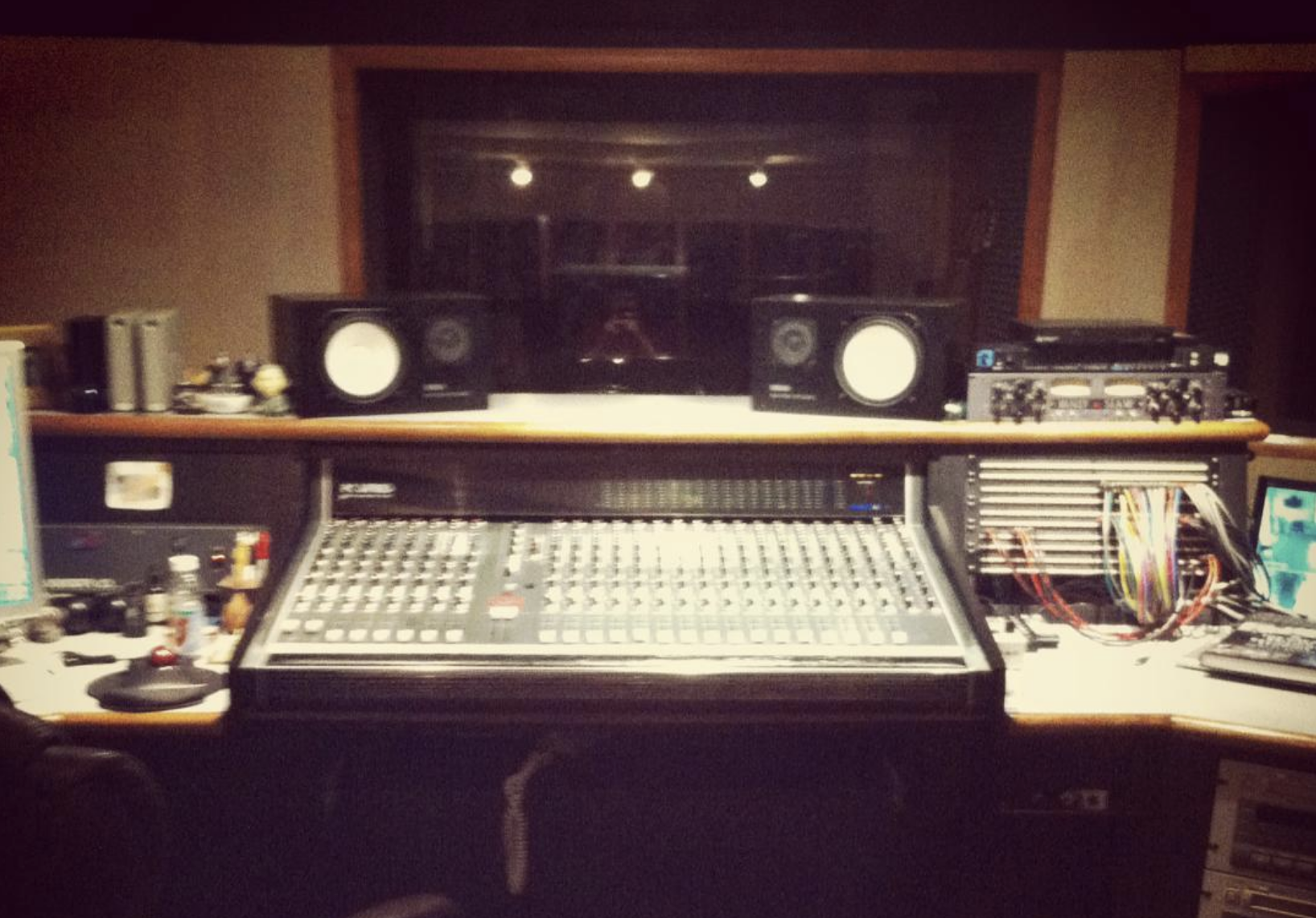 sountracs mixing console